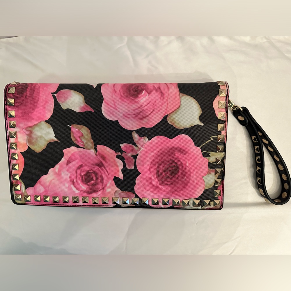 NWOT Lovely floral clutch / wristlet
